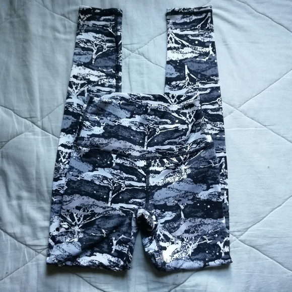 AERIE chill play move leggings black white tree of life camo print XXS - Picture 3 of 7